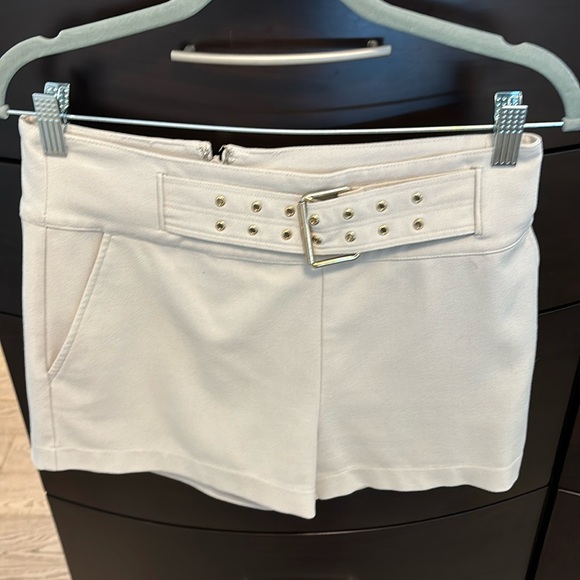 Marciano shorts in a size 4 good condition beige a little mark on the buckle - Picture 1 of 4